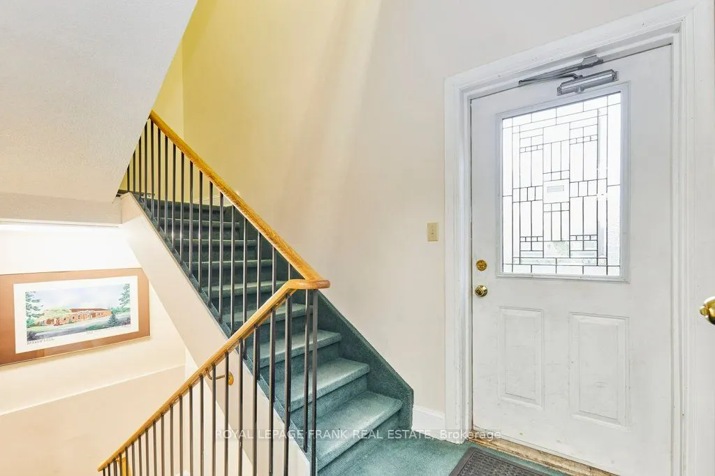 215 Simcoe Street N