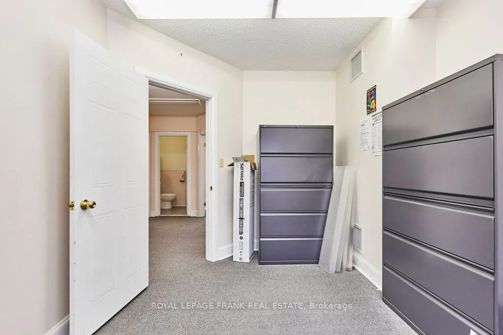 215 Simcoe Street N
