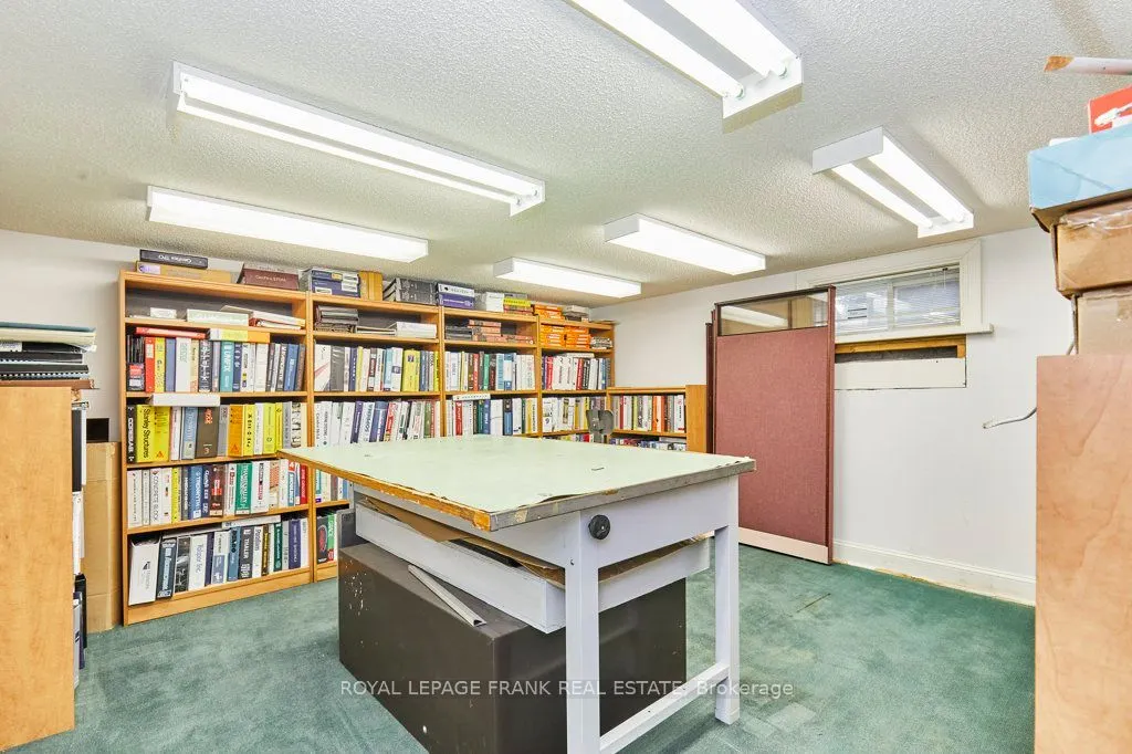 215 Simcoe Street N