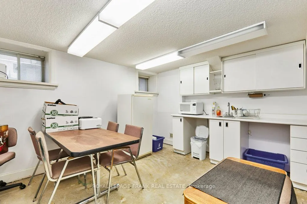 215 Simcoe Street N