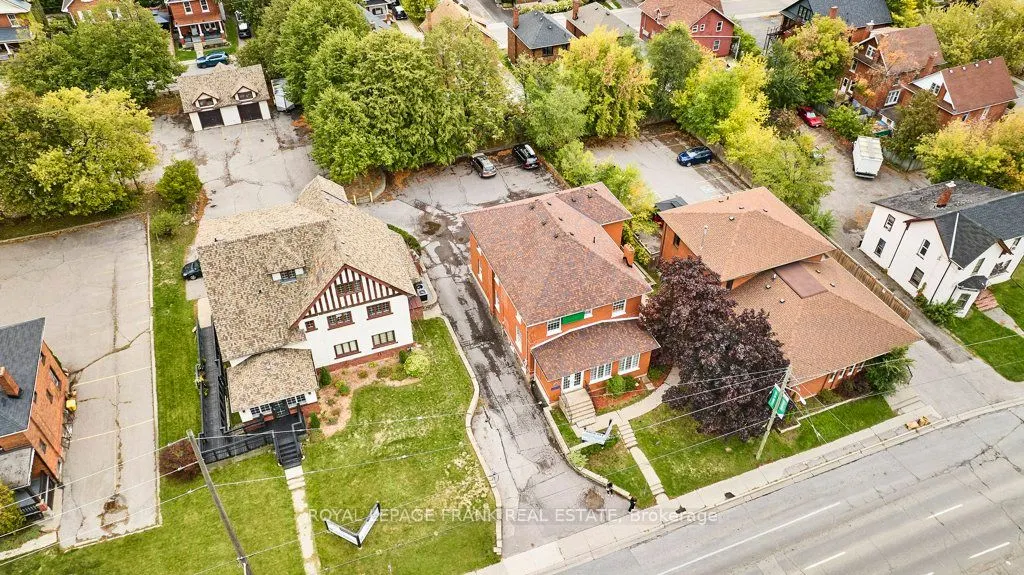 215 Simcoe Street N