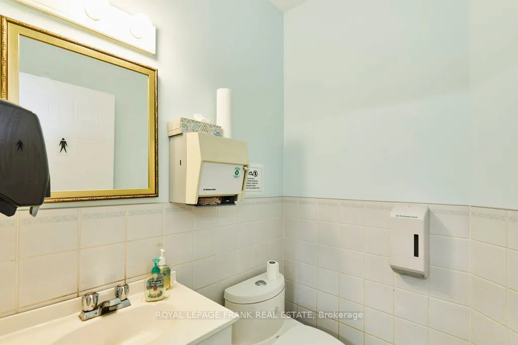215 Simcoe Street N