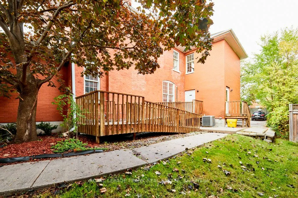 215 Simcoe Street N