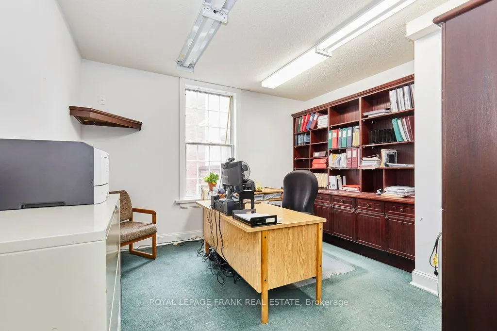 215 Simcoe Street N