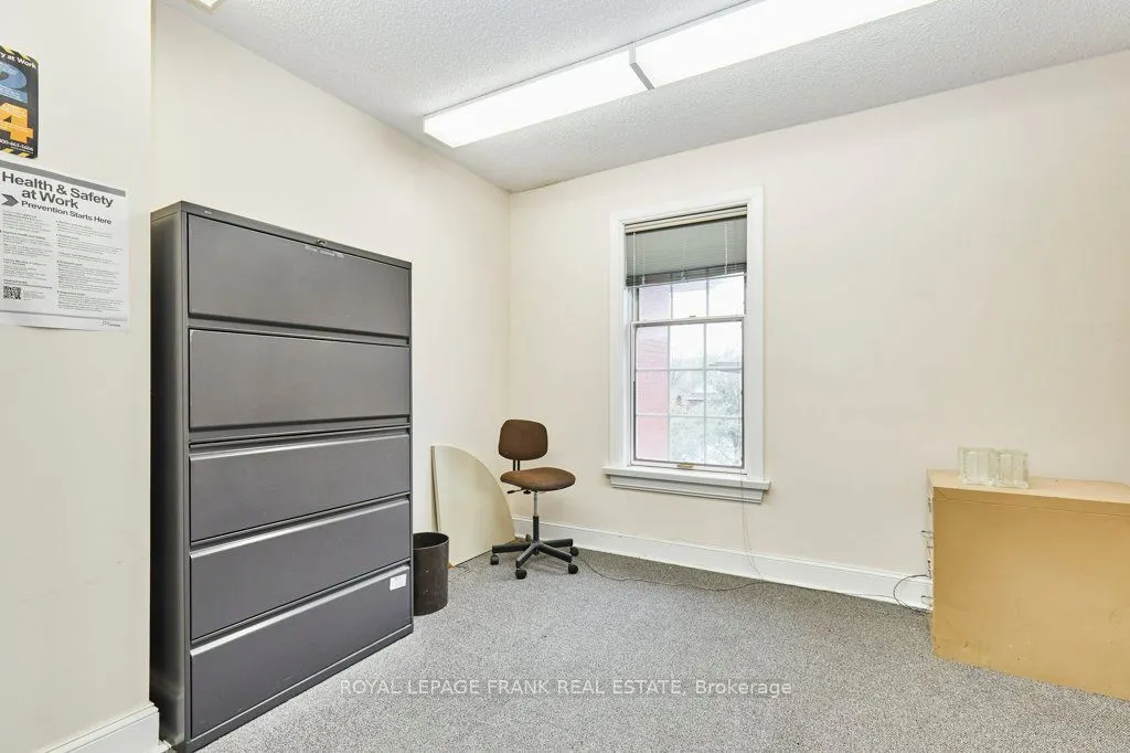 215 Simcoe Street N