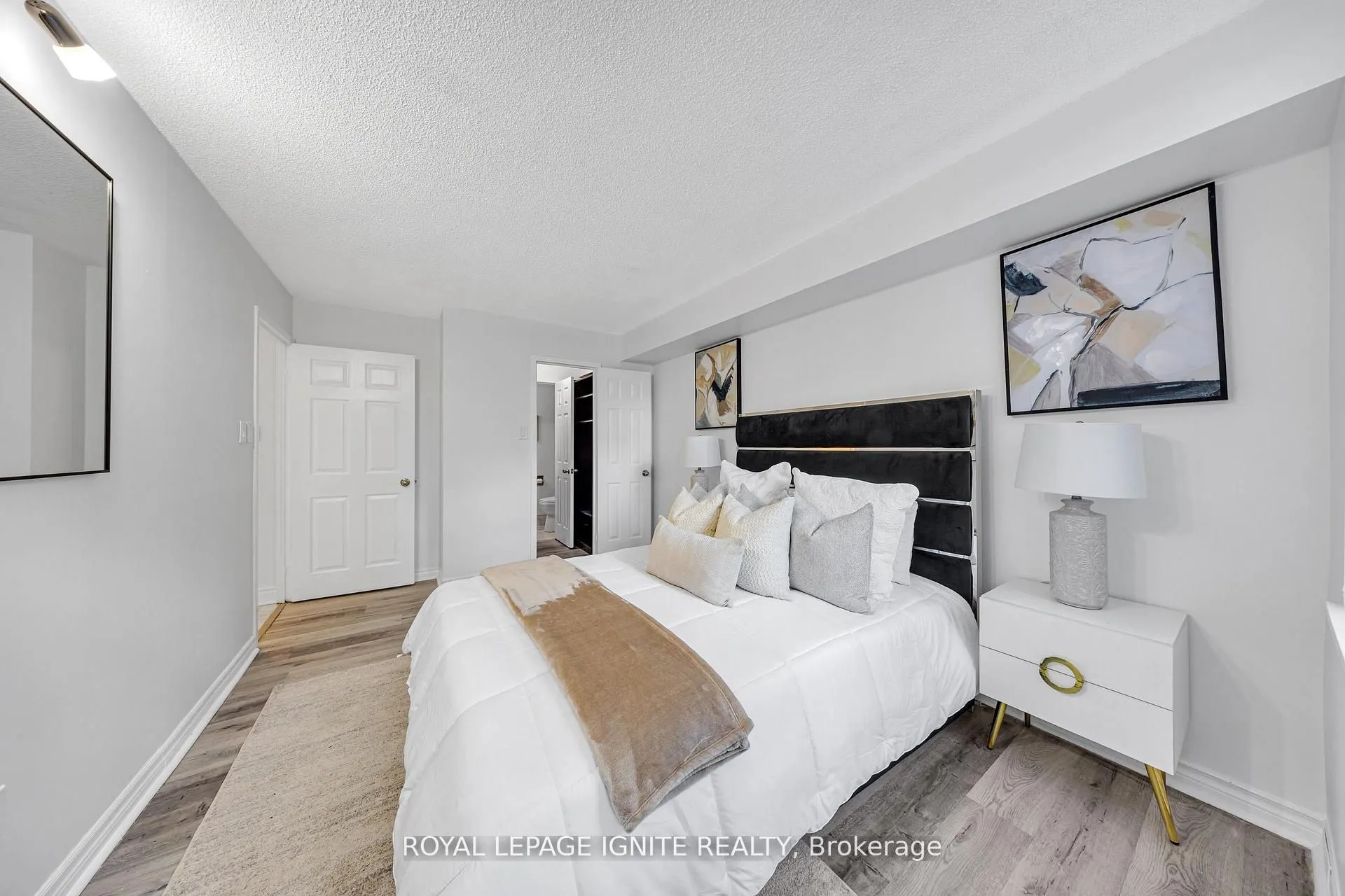88 Alton Towers Circle, #215