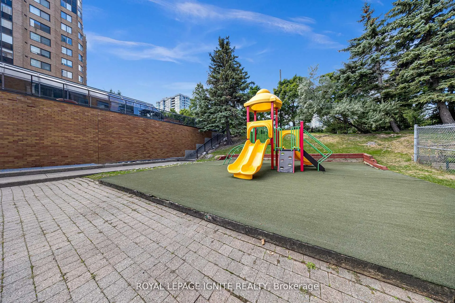 88 Alton Towers Circle, #215