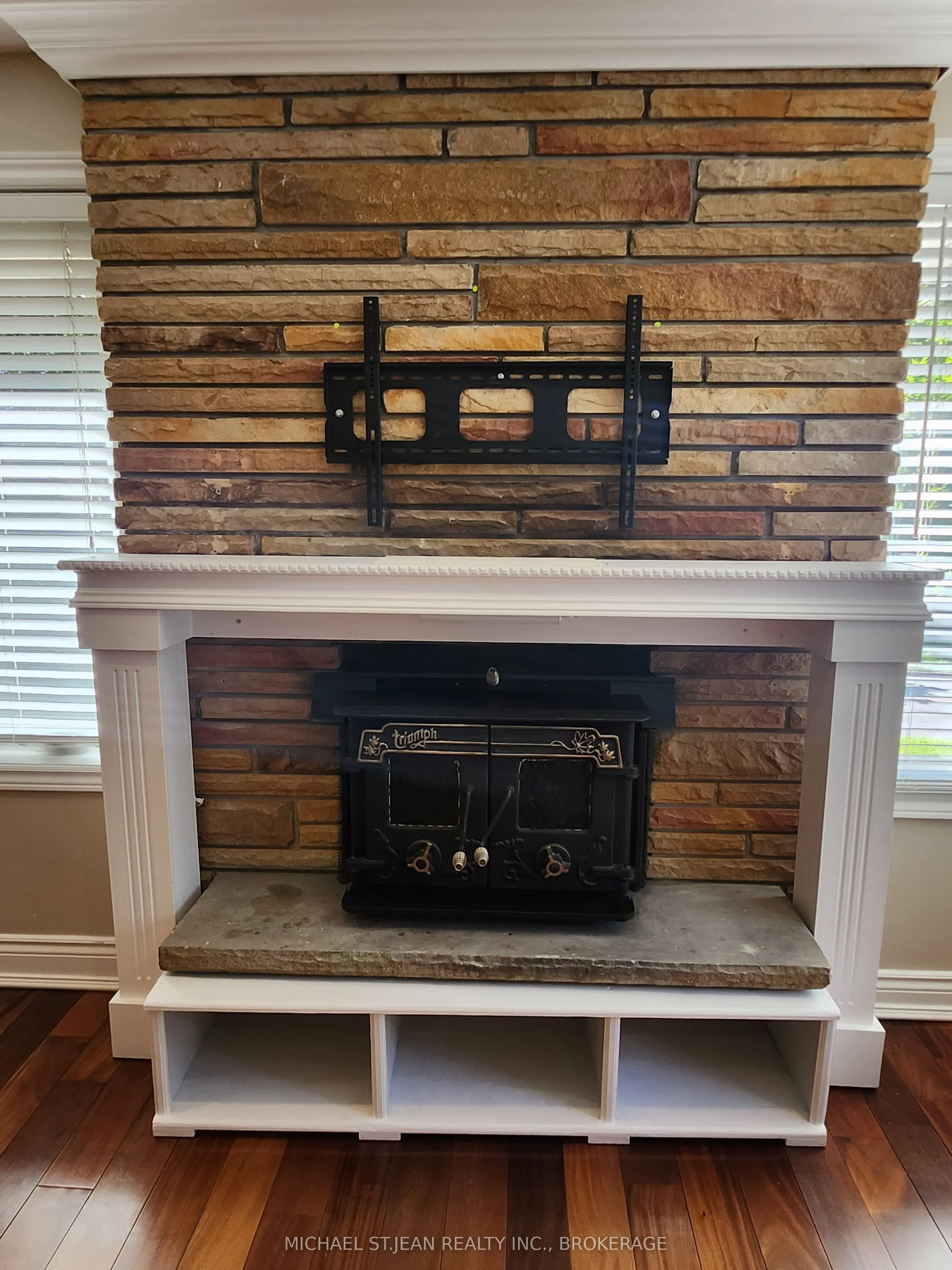 257 East Avenue E, #Main Floor