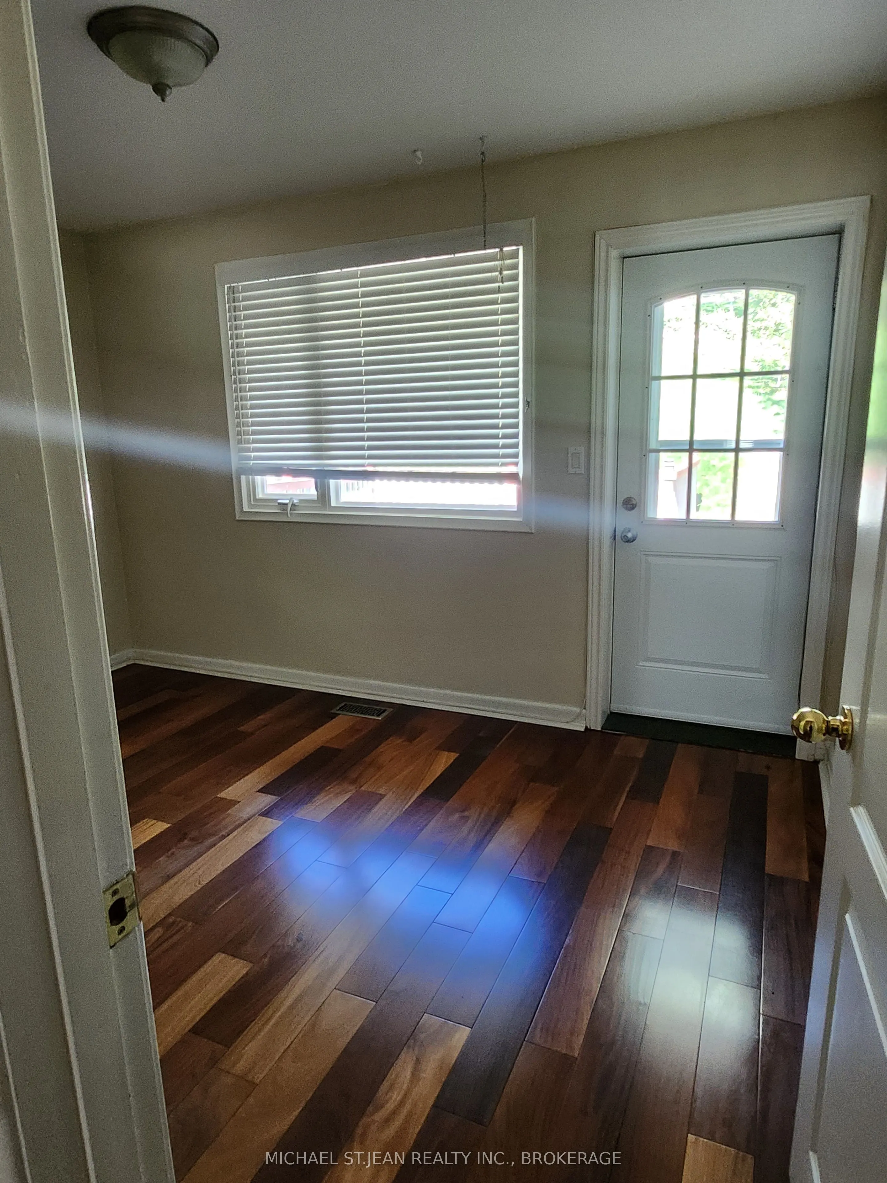 257 East Avenue E, #Main Floor
