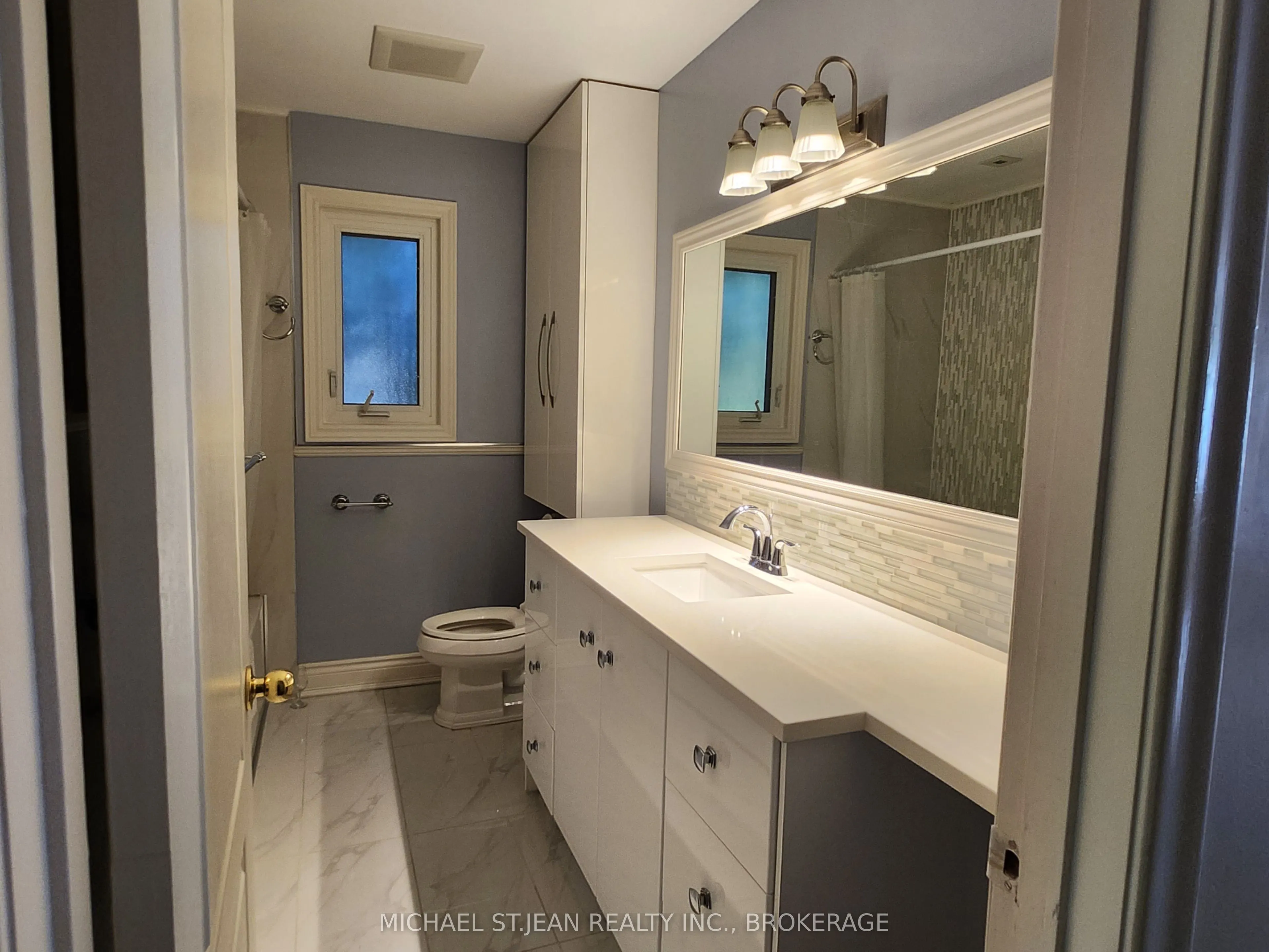 257 East Avenue E, #Main Floor