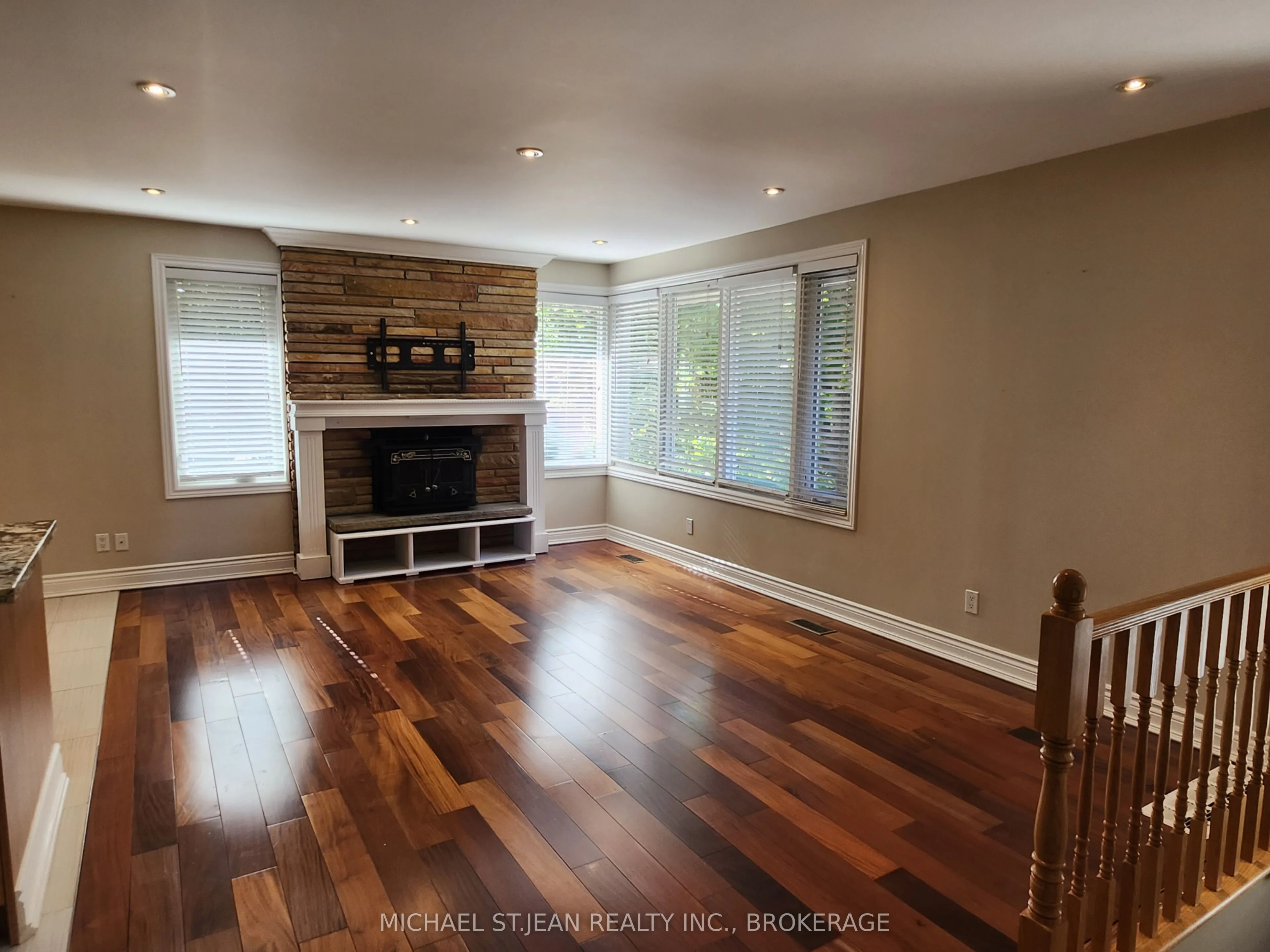 257 East Avenue E, #Main Floor