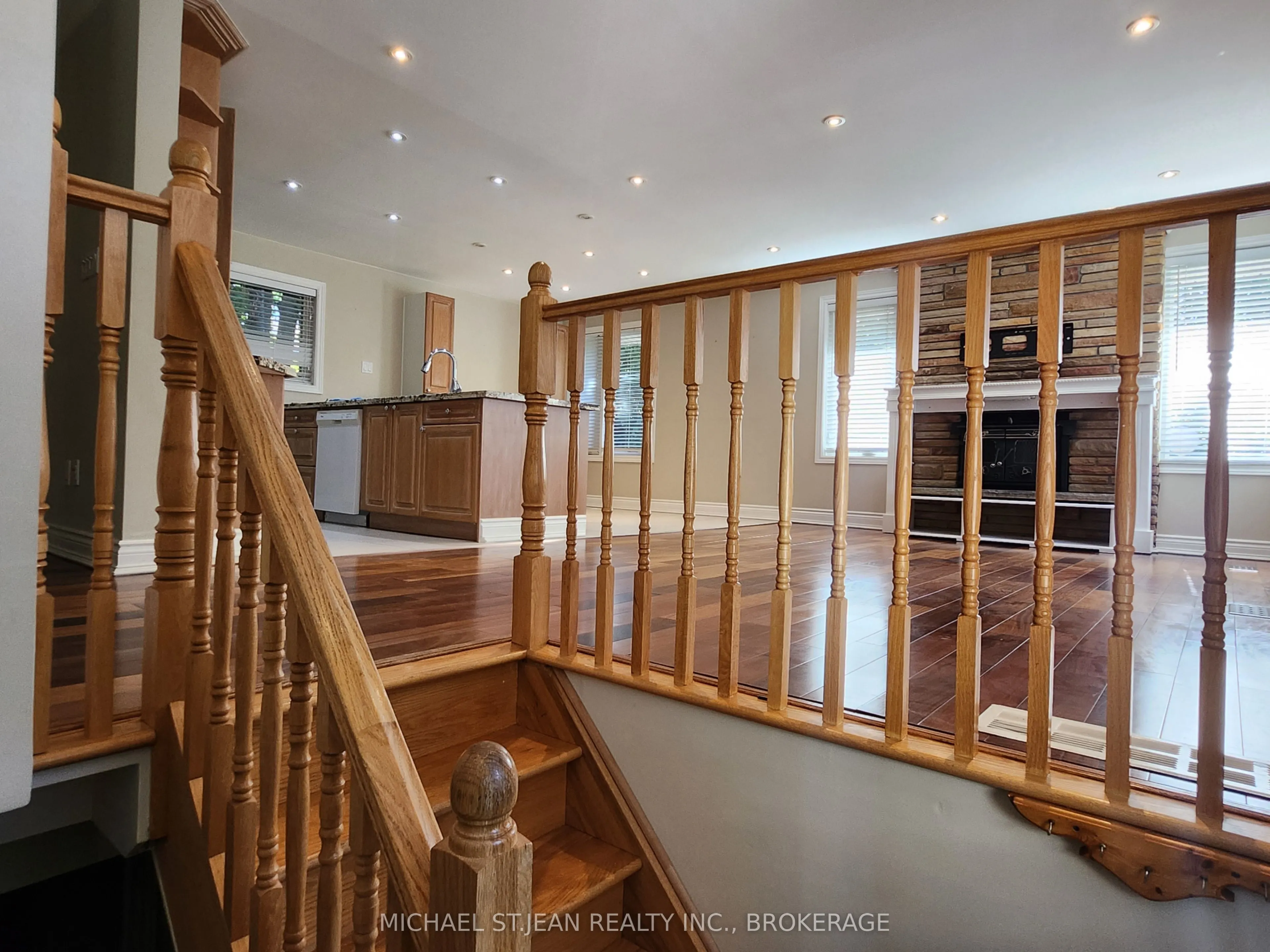 257 East Avenue E, #Main Floor