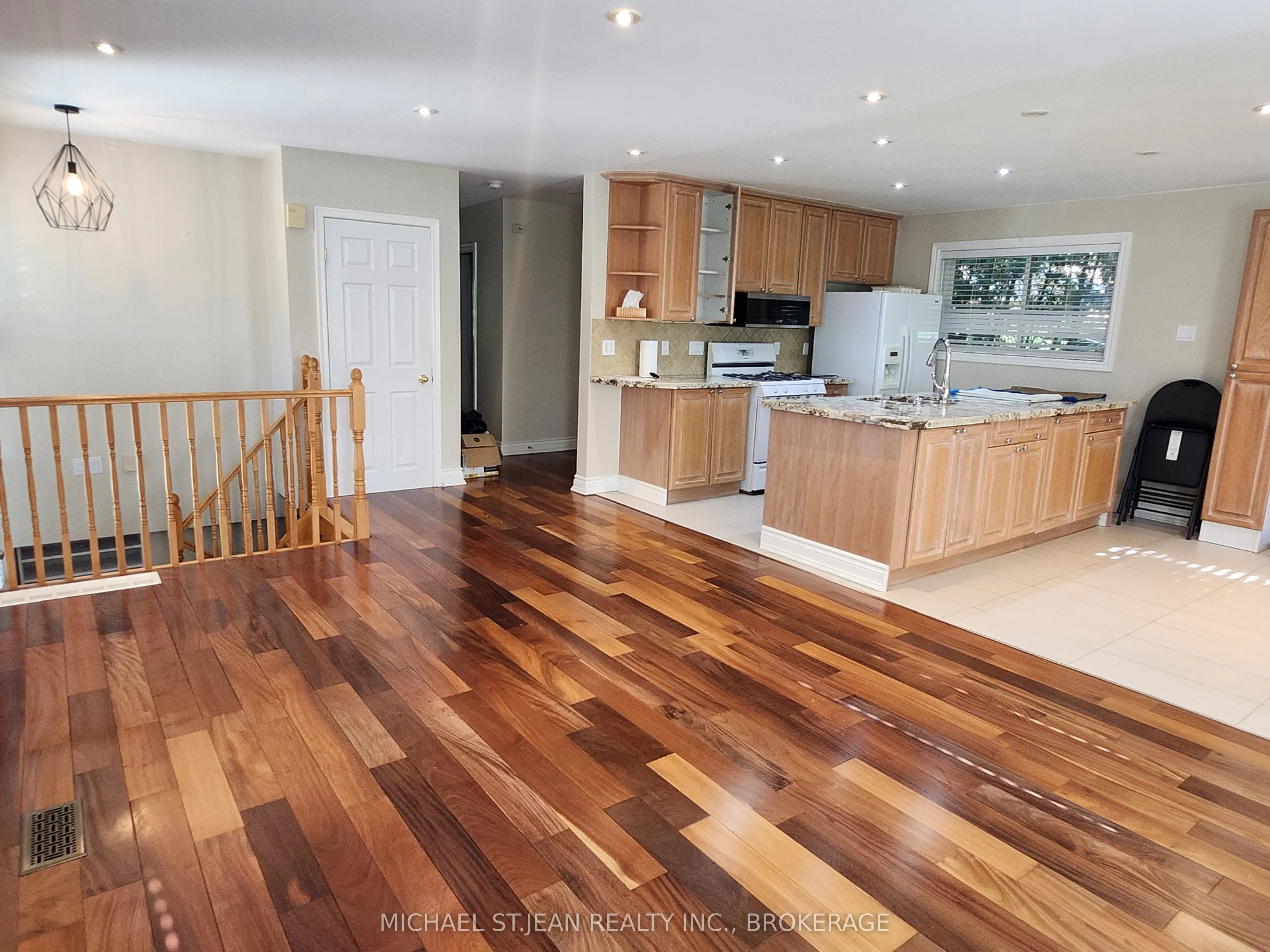 257 East Avenue E, #Main Floor