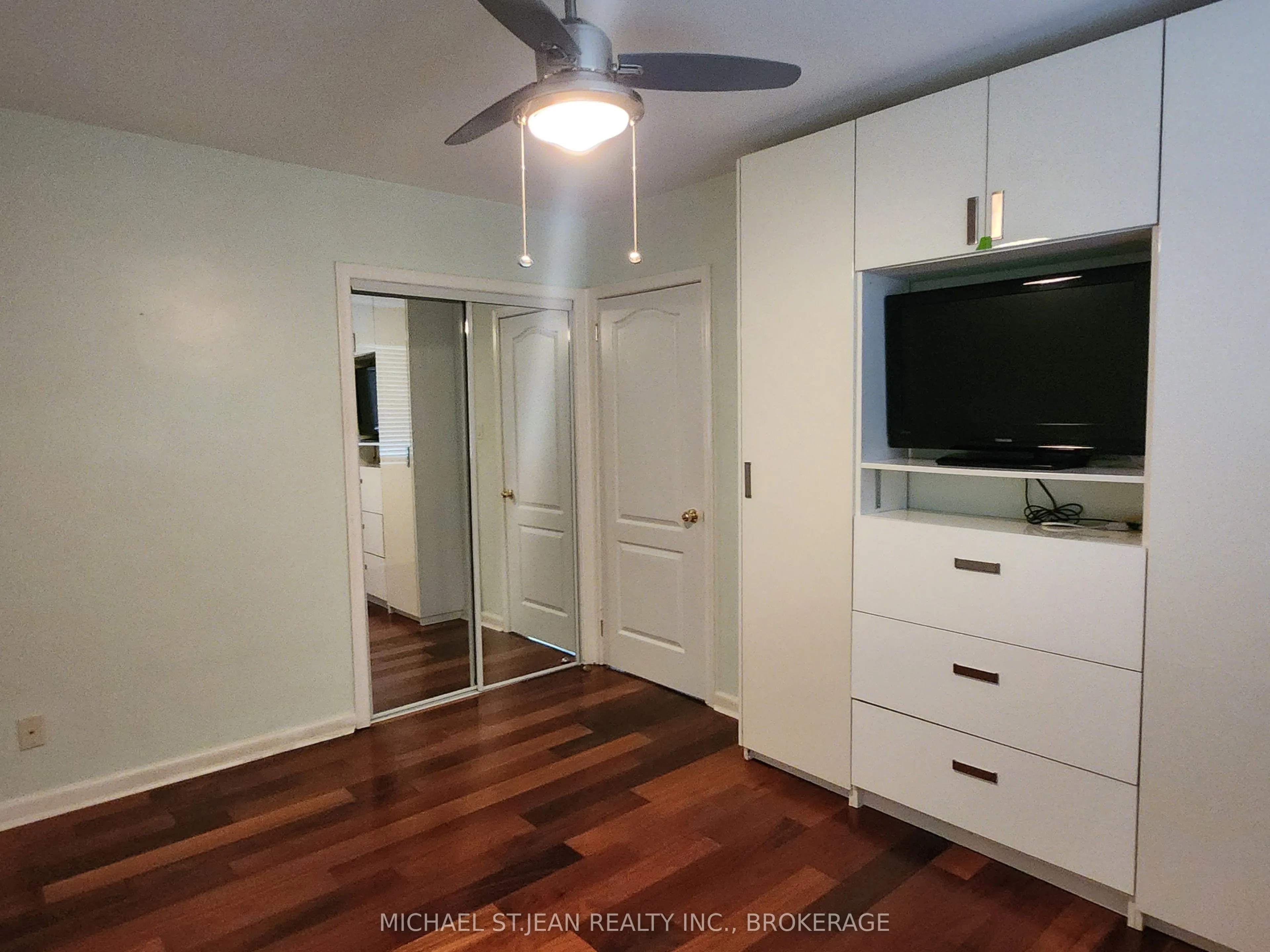 257 East Avenue E, #Main Floor