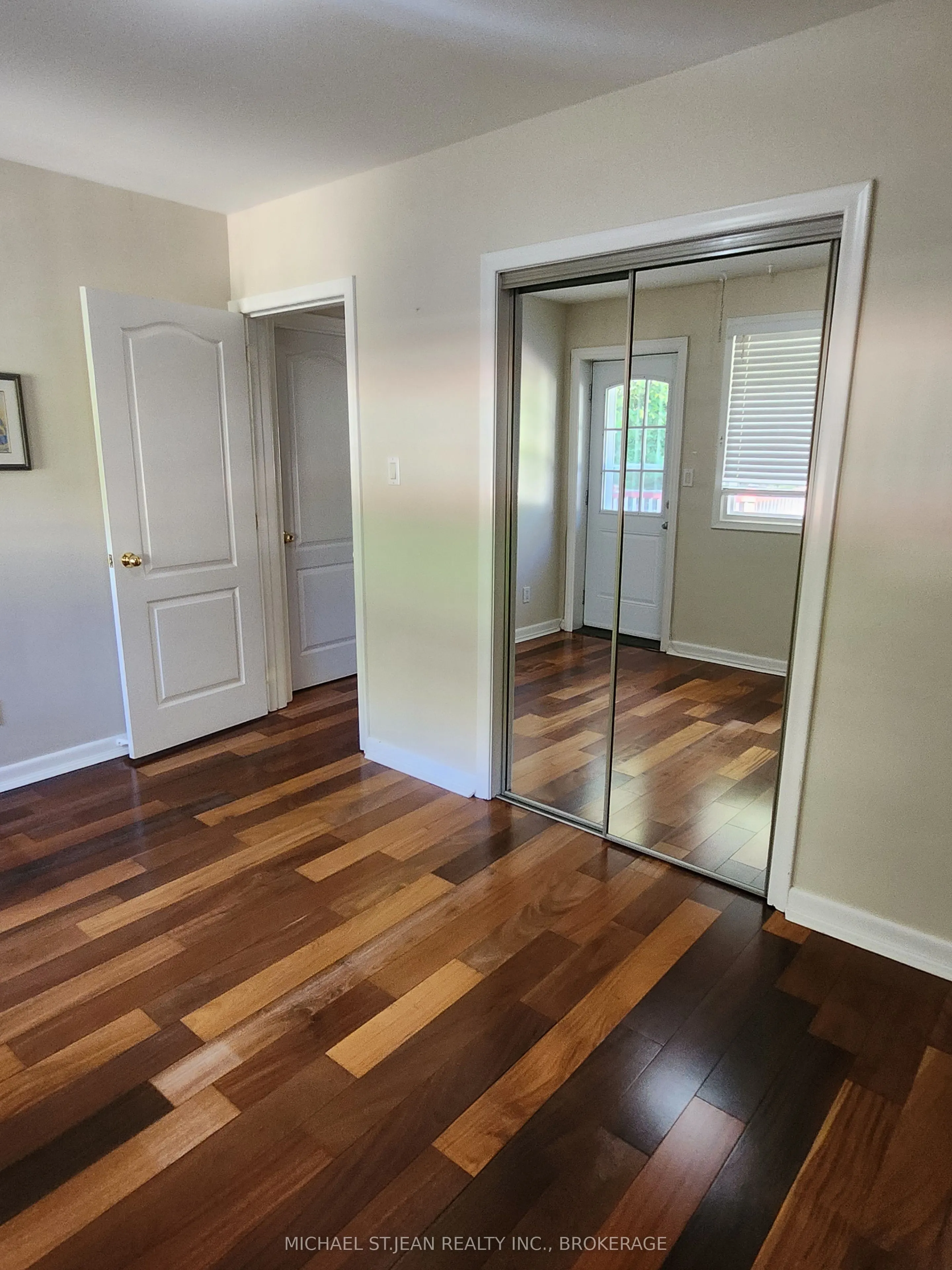 257 East Avenue E, #Main Floor