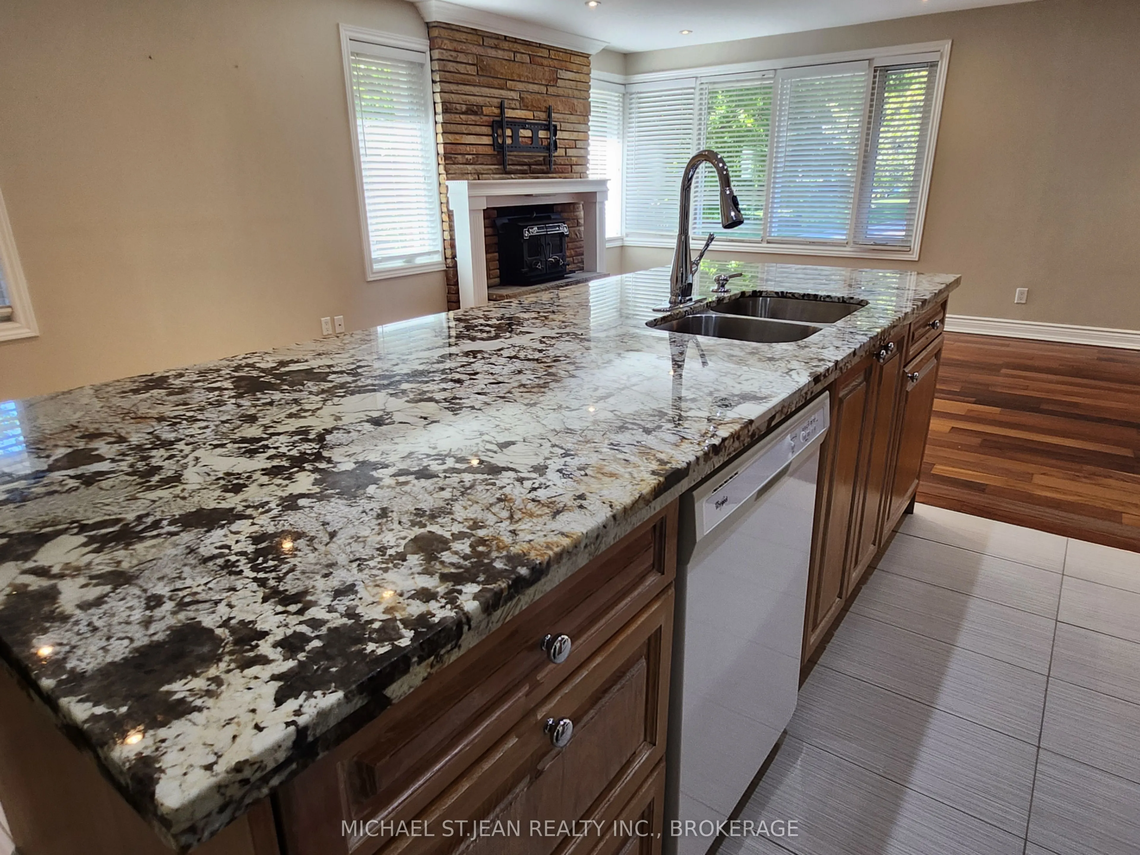 257 East Avenue E, #Main Floor