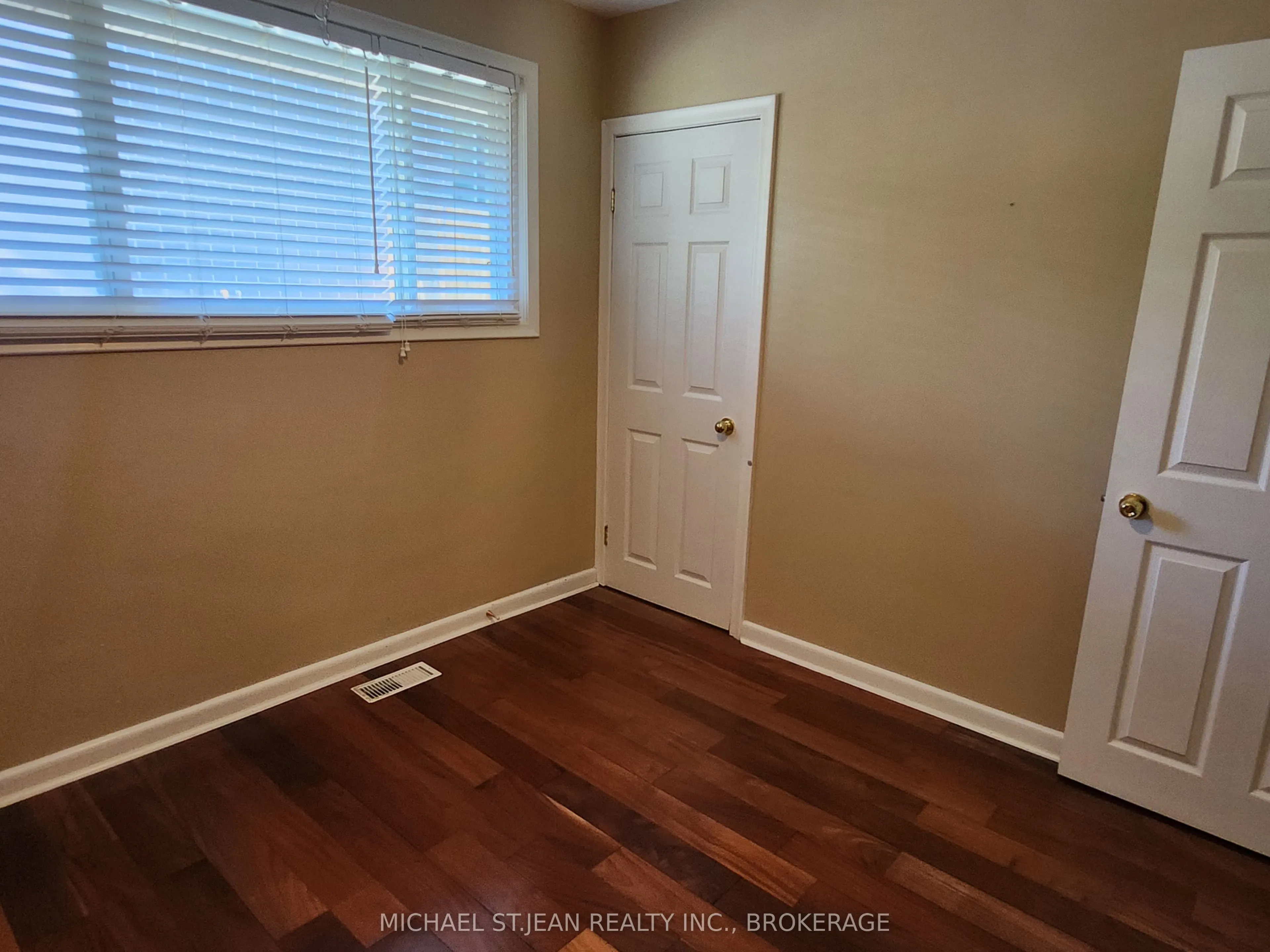 257 East Avenue E, #Main Floor