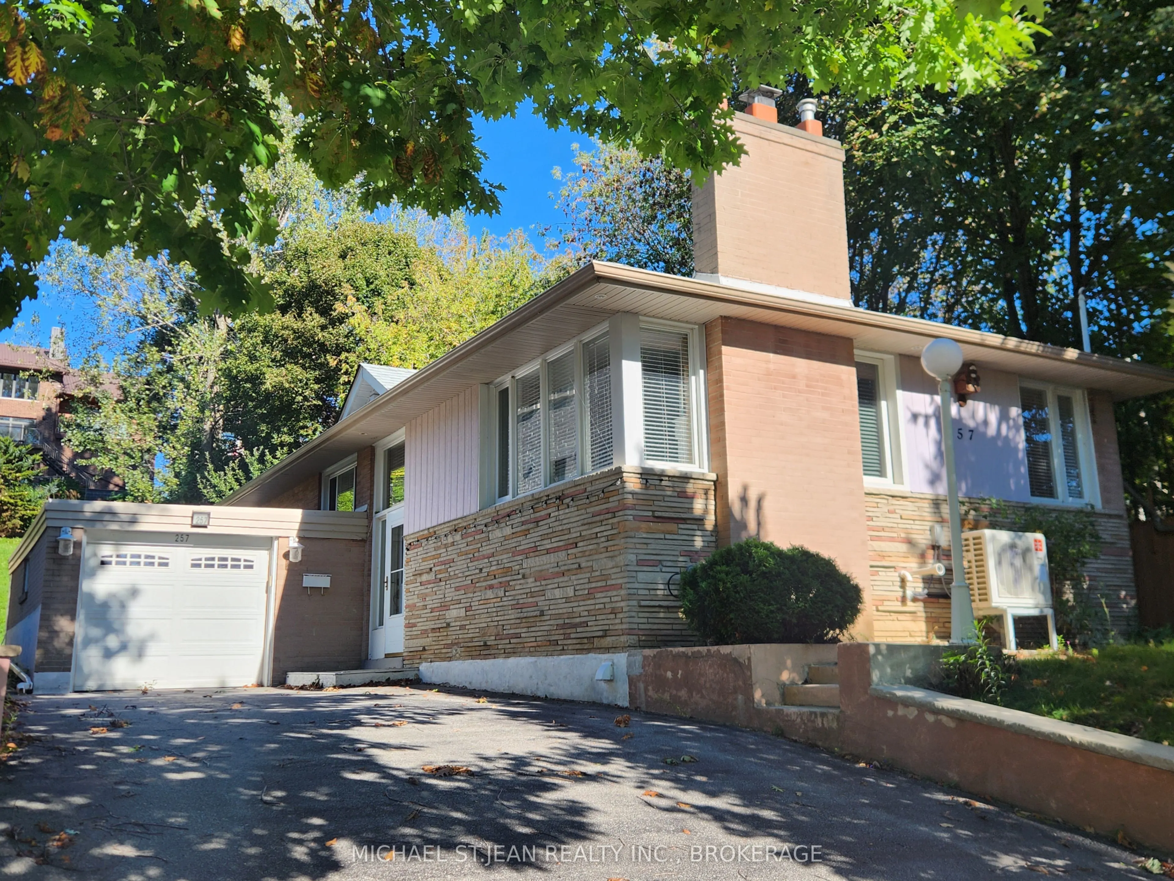 257 East Avenue E, #Main Floor