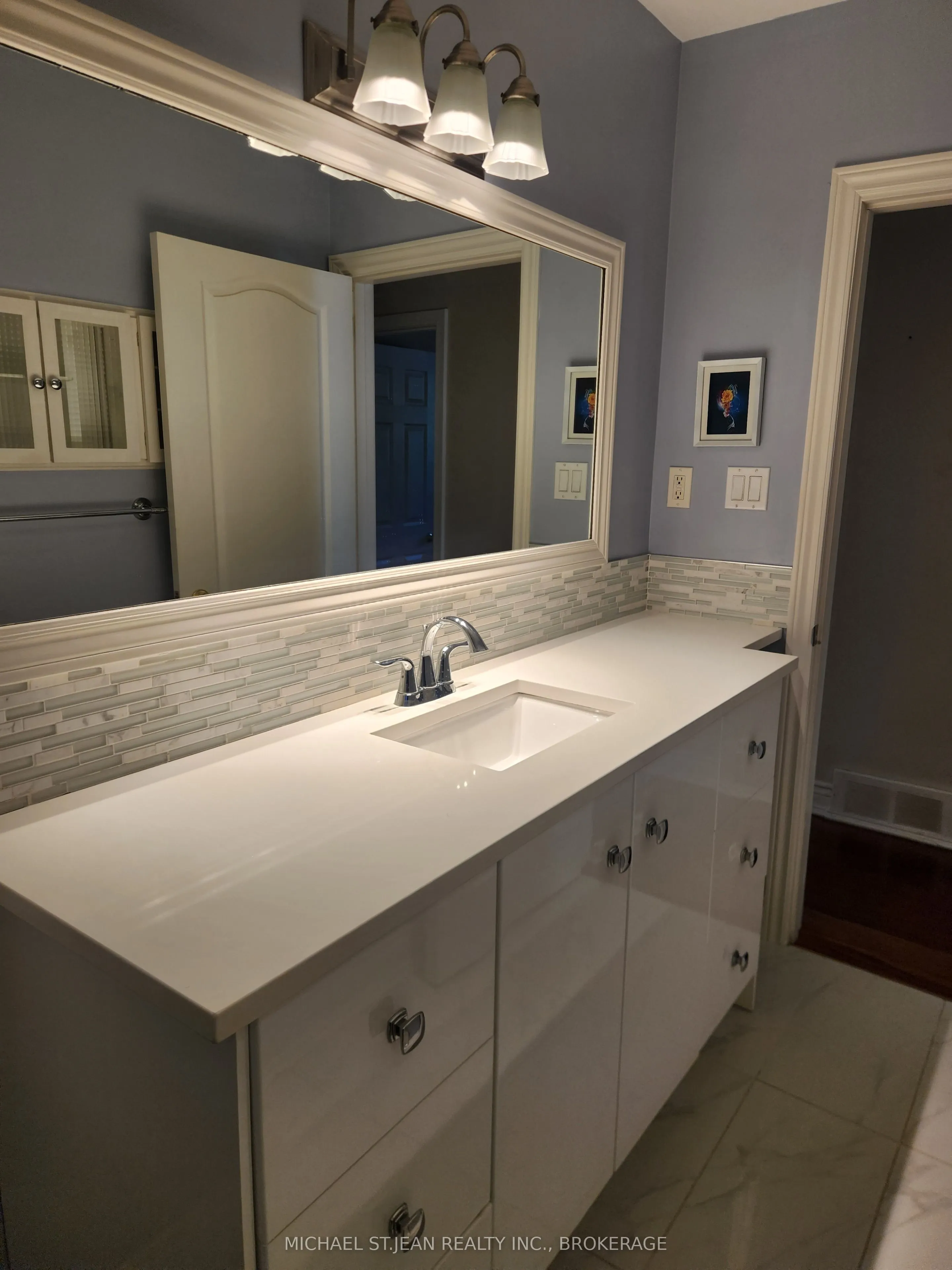 257 East Avenue E, #Main Floor