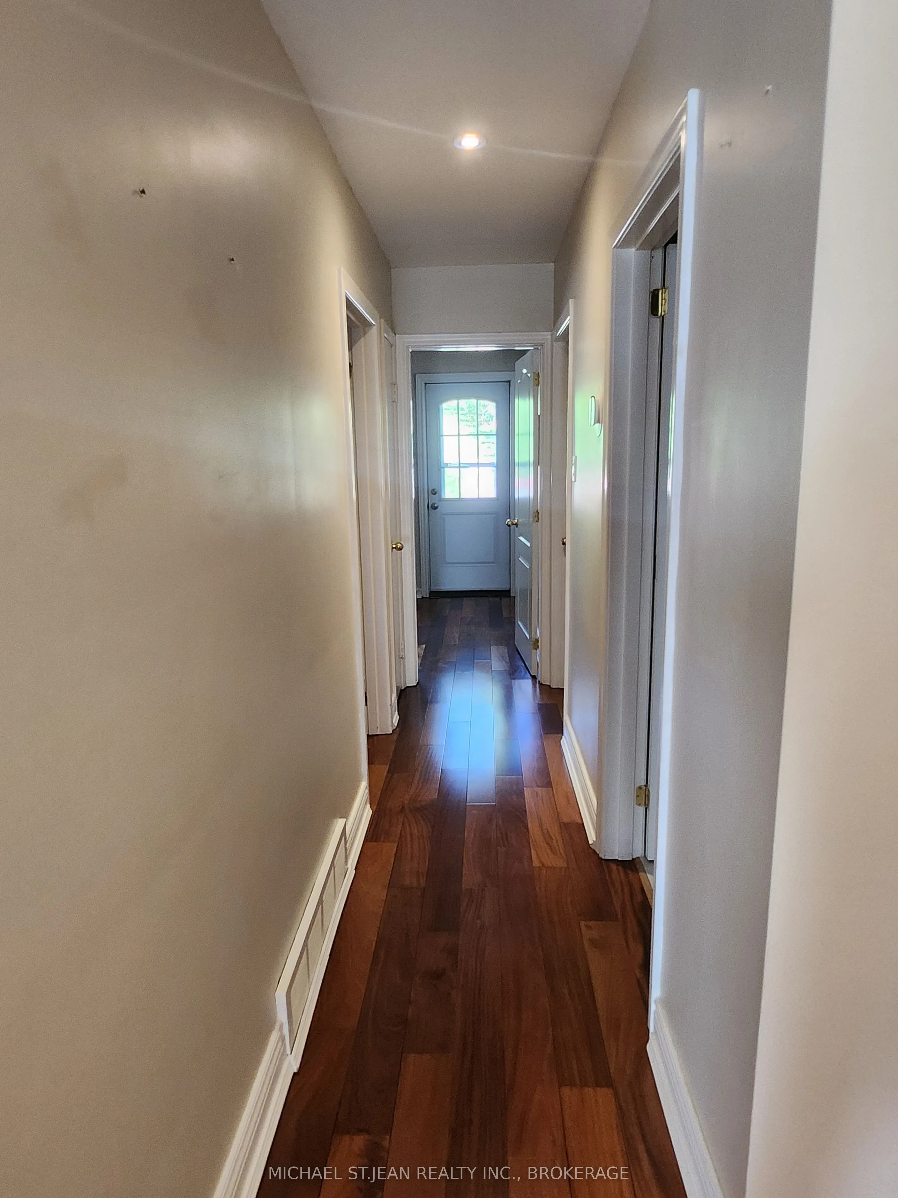 257 East Avenue E, #Main Floor