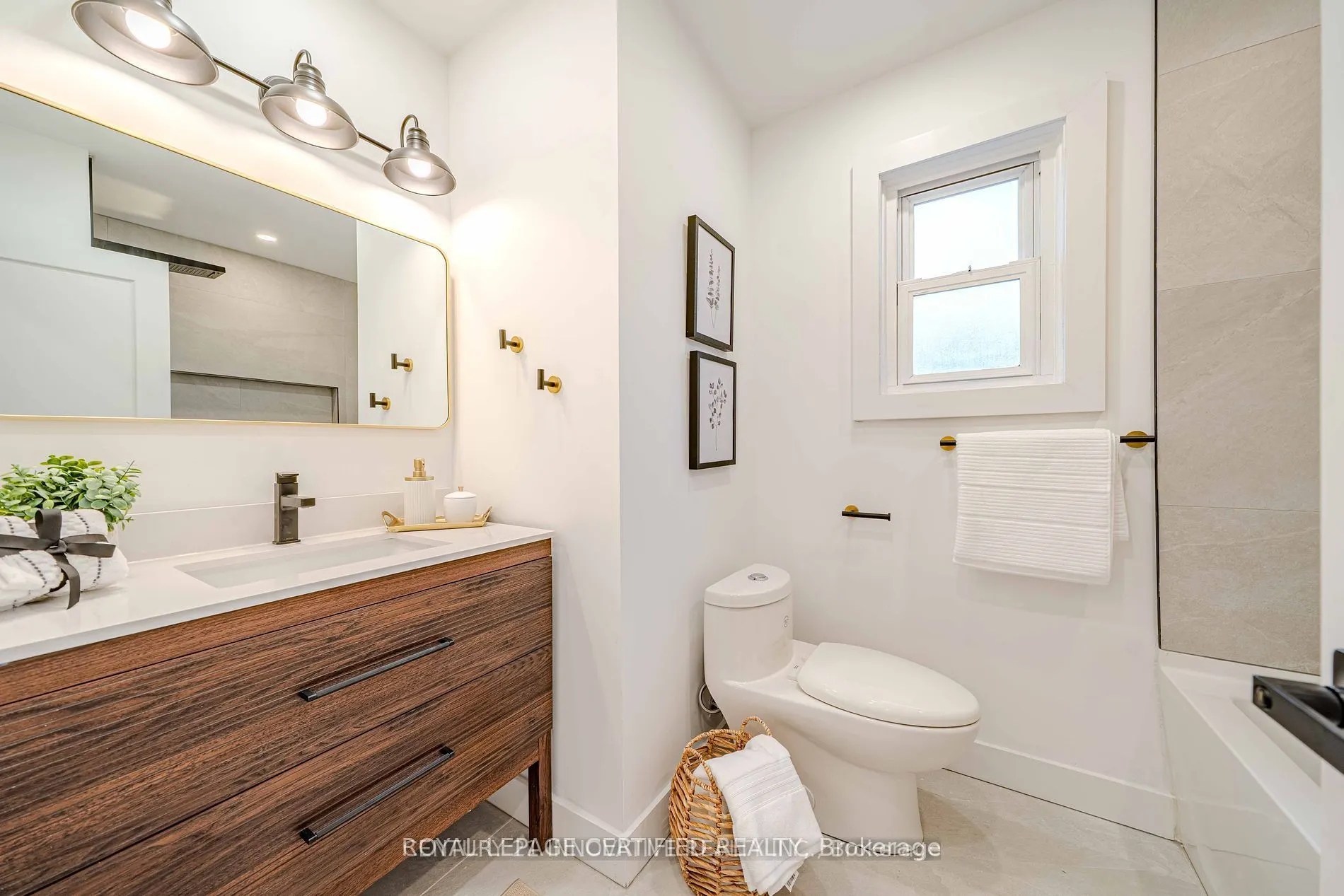 94 Lynvalley Crescent, #Upper