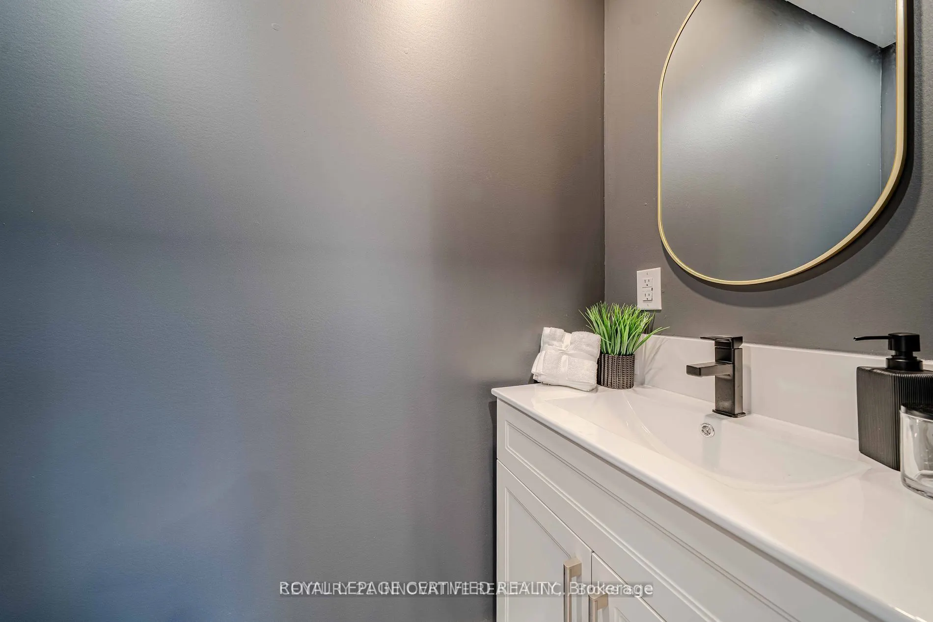 94 Lynvalley Crescent, #Upper