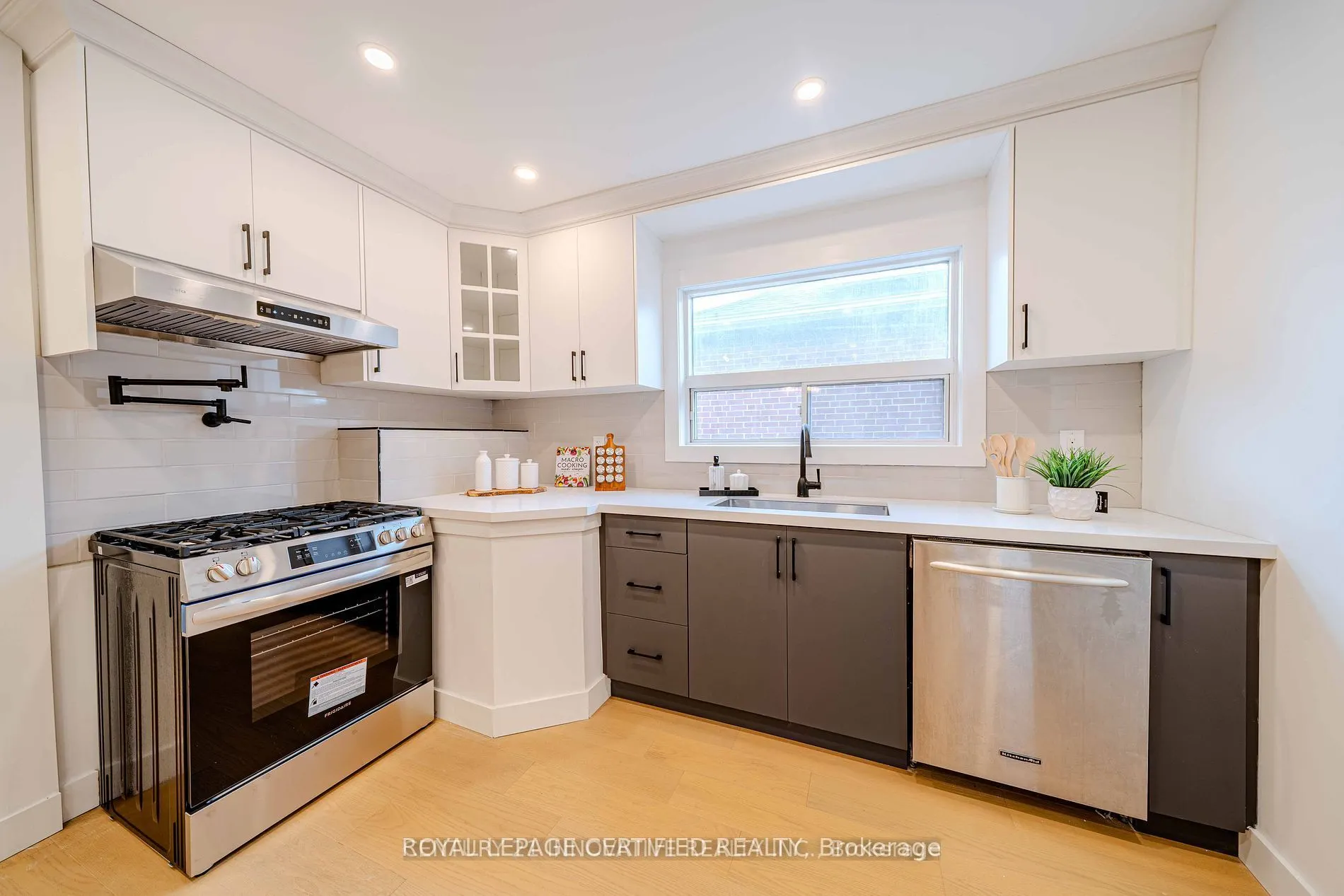 94 Lynvalley Crescent, #Upper