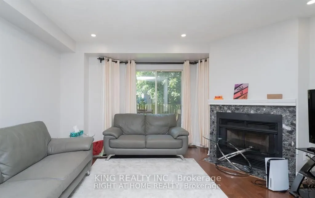 2472 eglinton Avenue E, #19