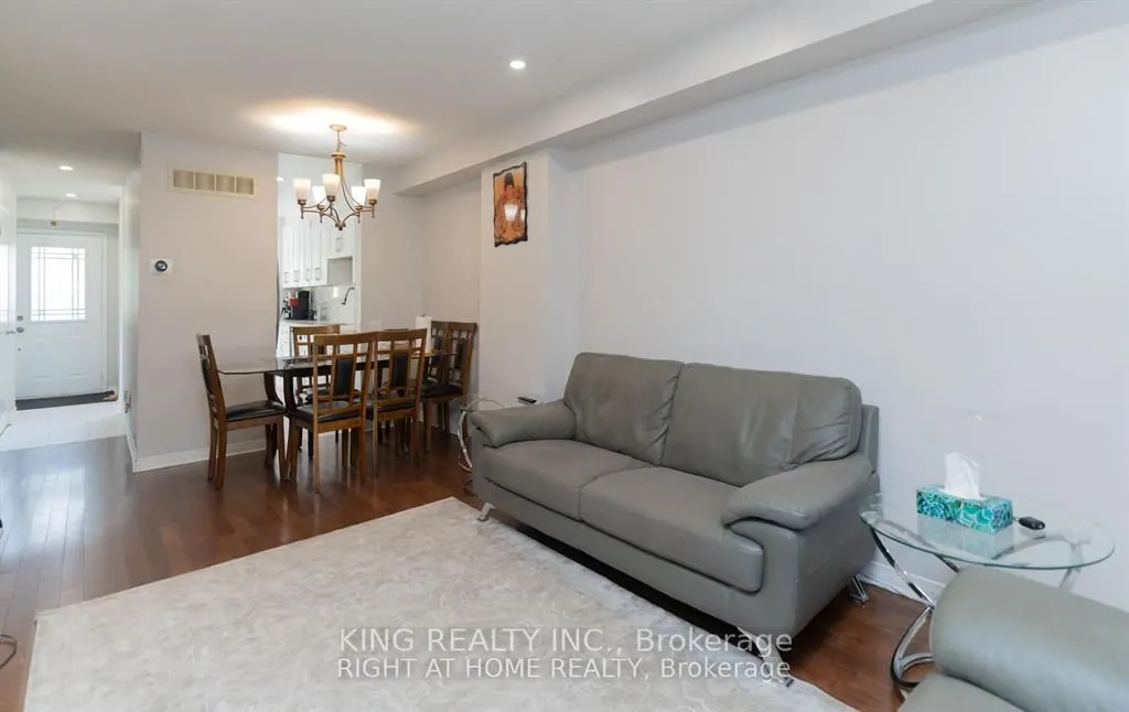 2472 eglinton Avenue E, #19