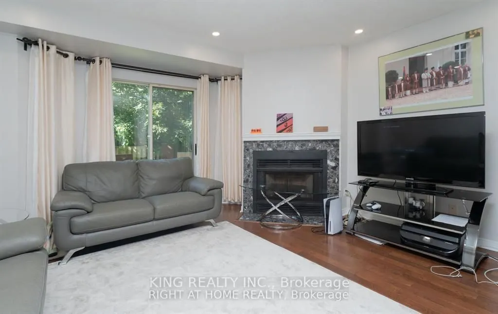 2472 eglinton Avenue E, #19
