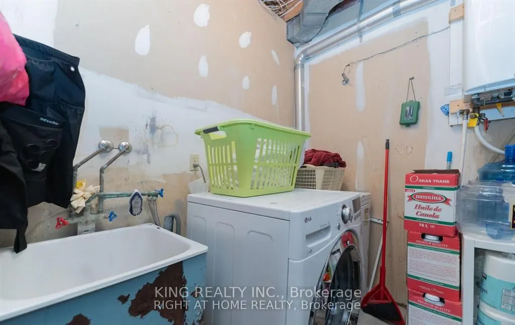2472 eglinton Avenue E, #19