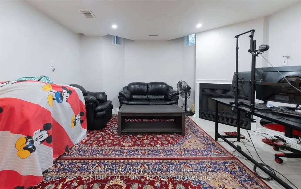 2472 eglinton Avenue E, #19