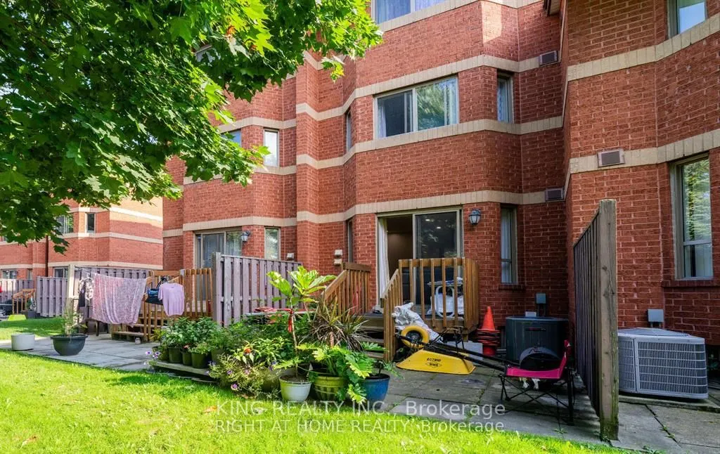 2472 eglinton Avenue E, #19