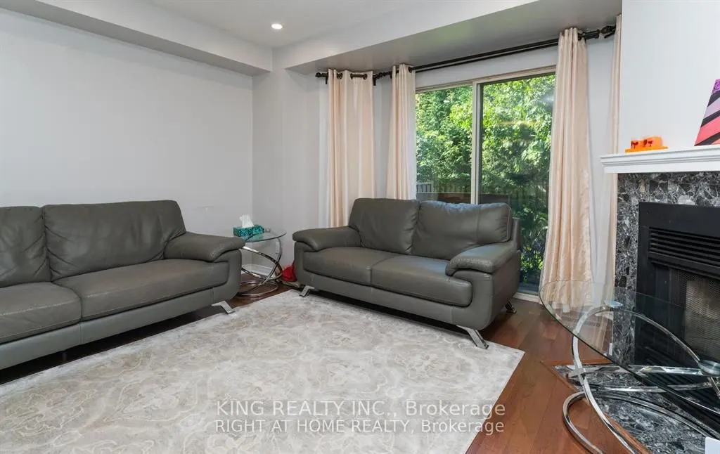 2472 eglinton Avenue E, #19