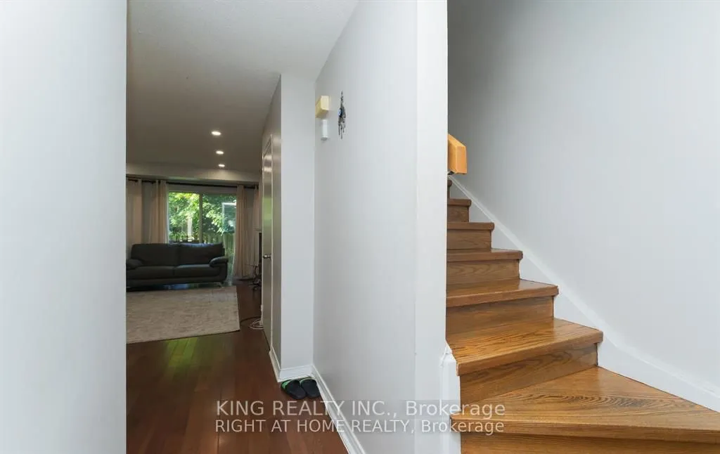 2472 eglinton Avenue E, #19