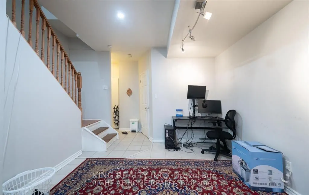 2472 eglinton Avenue E, #19