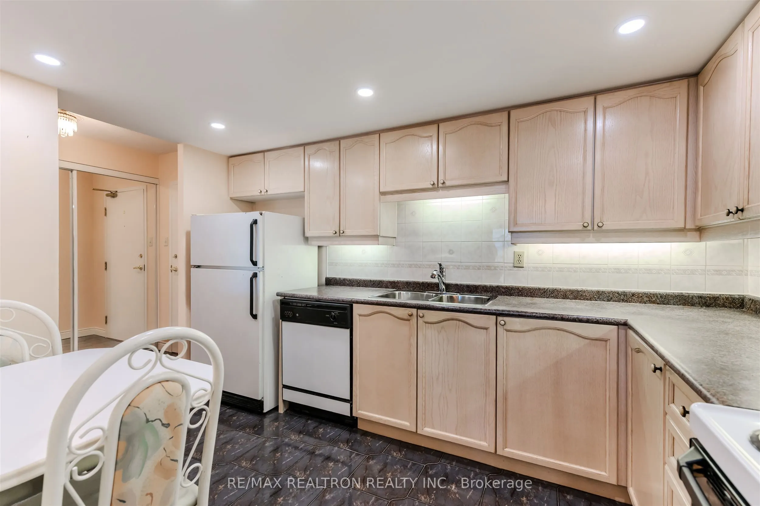 1091 Kingston Road, #429