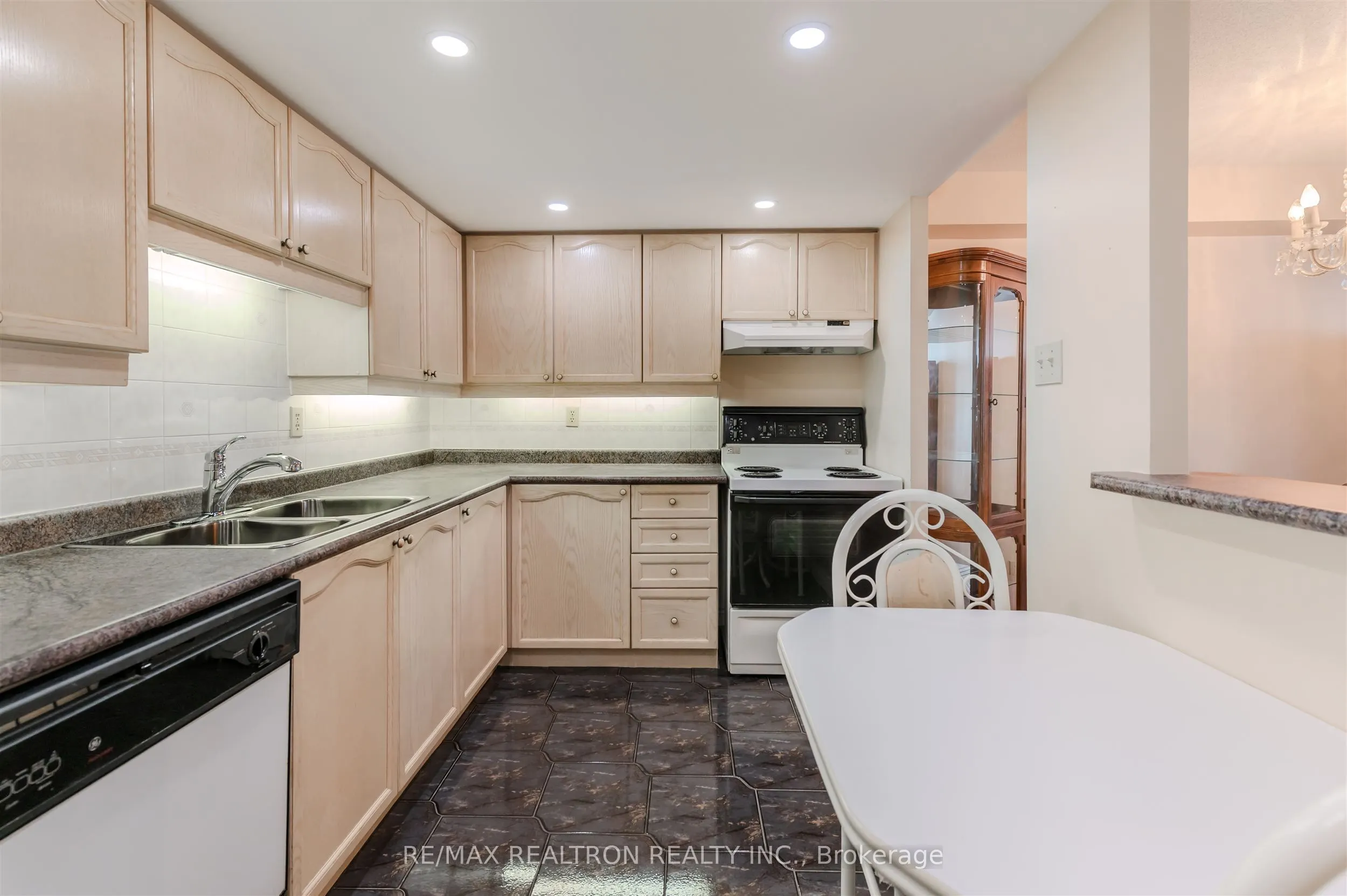1091 Kingston Road, #429