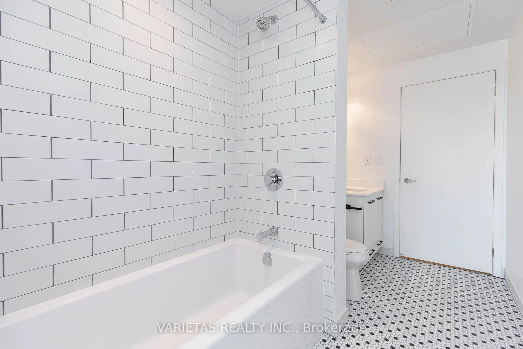 899 Queen Street E, #301