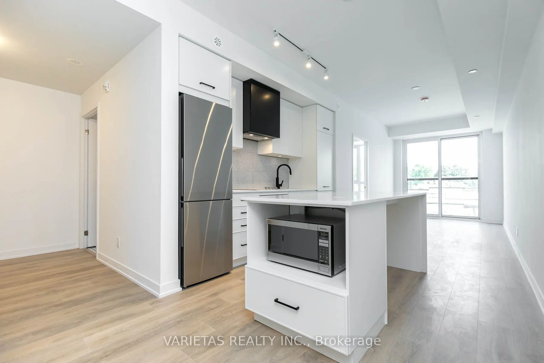 899 Queen Street E, #301