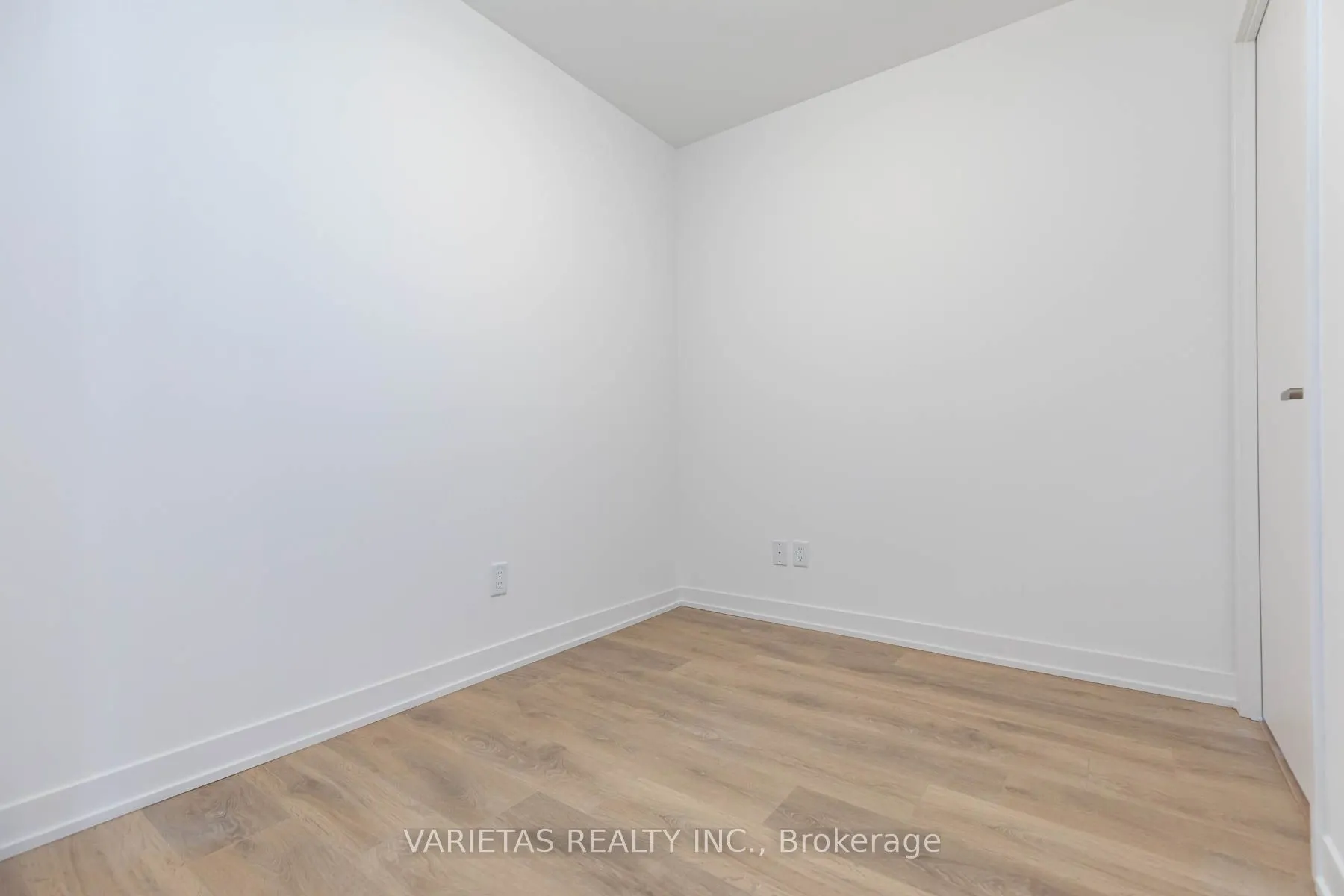 899 Queen Street E, #301