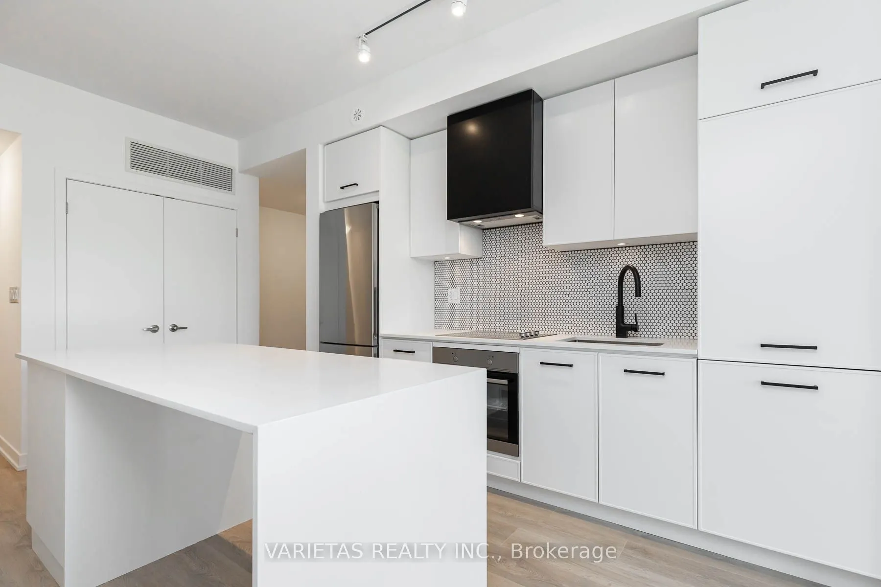 899 Queen Street E, #301