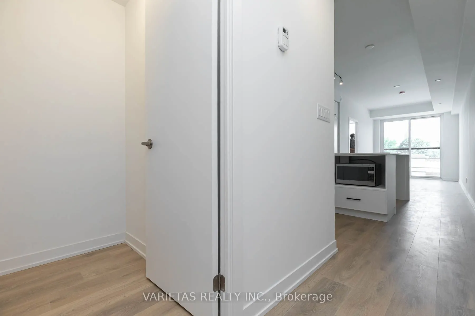 899 Queen Street E, #301