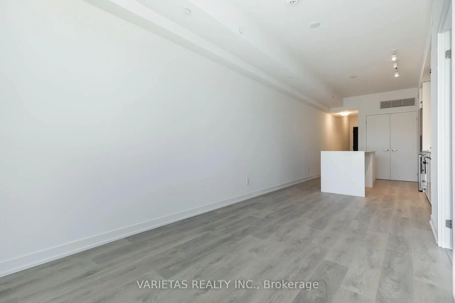 899 Queen Street E, #301