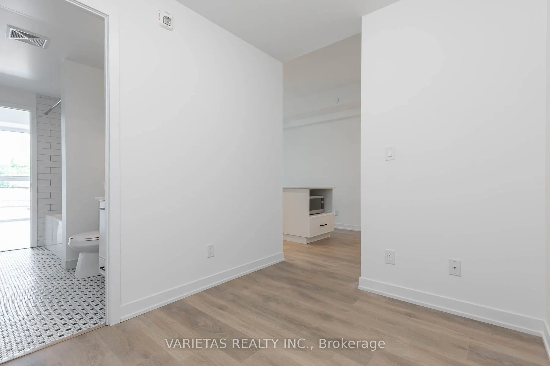 899 Queen Street E, #301