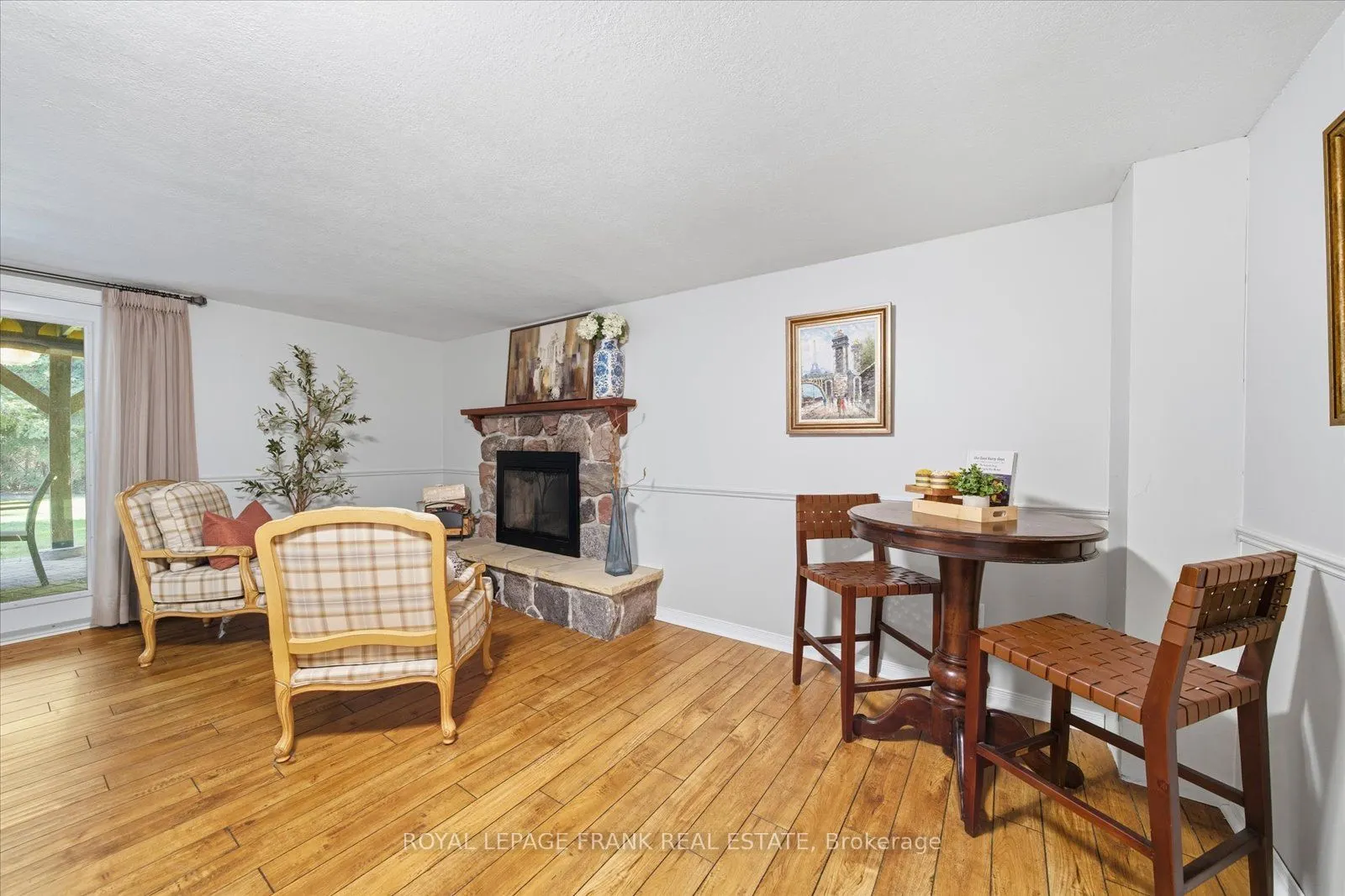 948 Oshawa Boulevard N