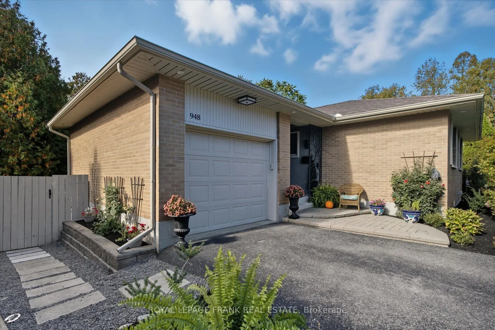948 Oshawa Boulevard N
