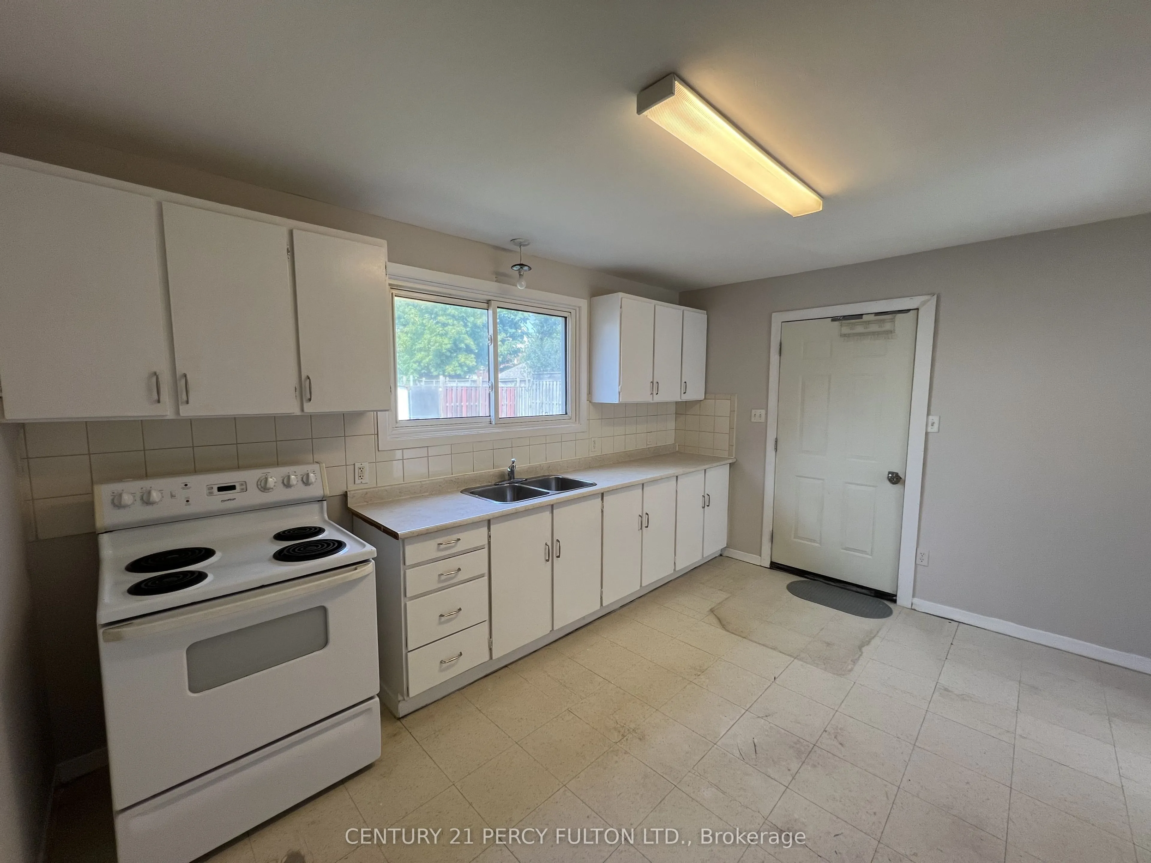 86 Brock Street E, #3