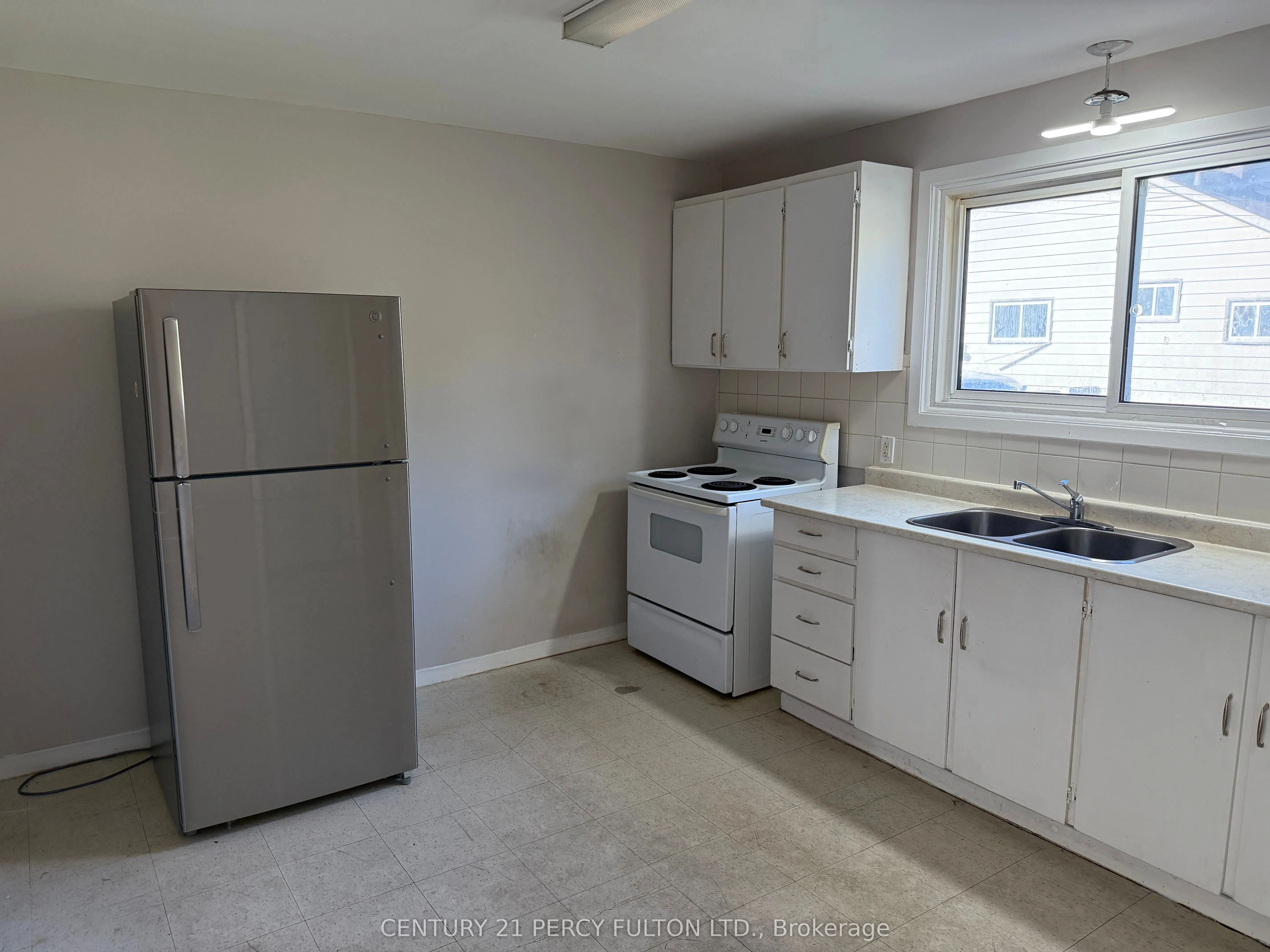 86 Brock Street E, #3