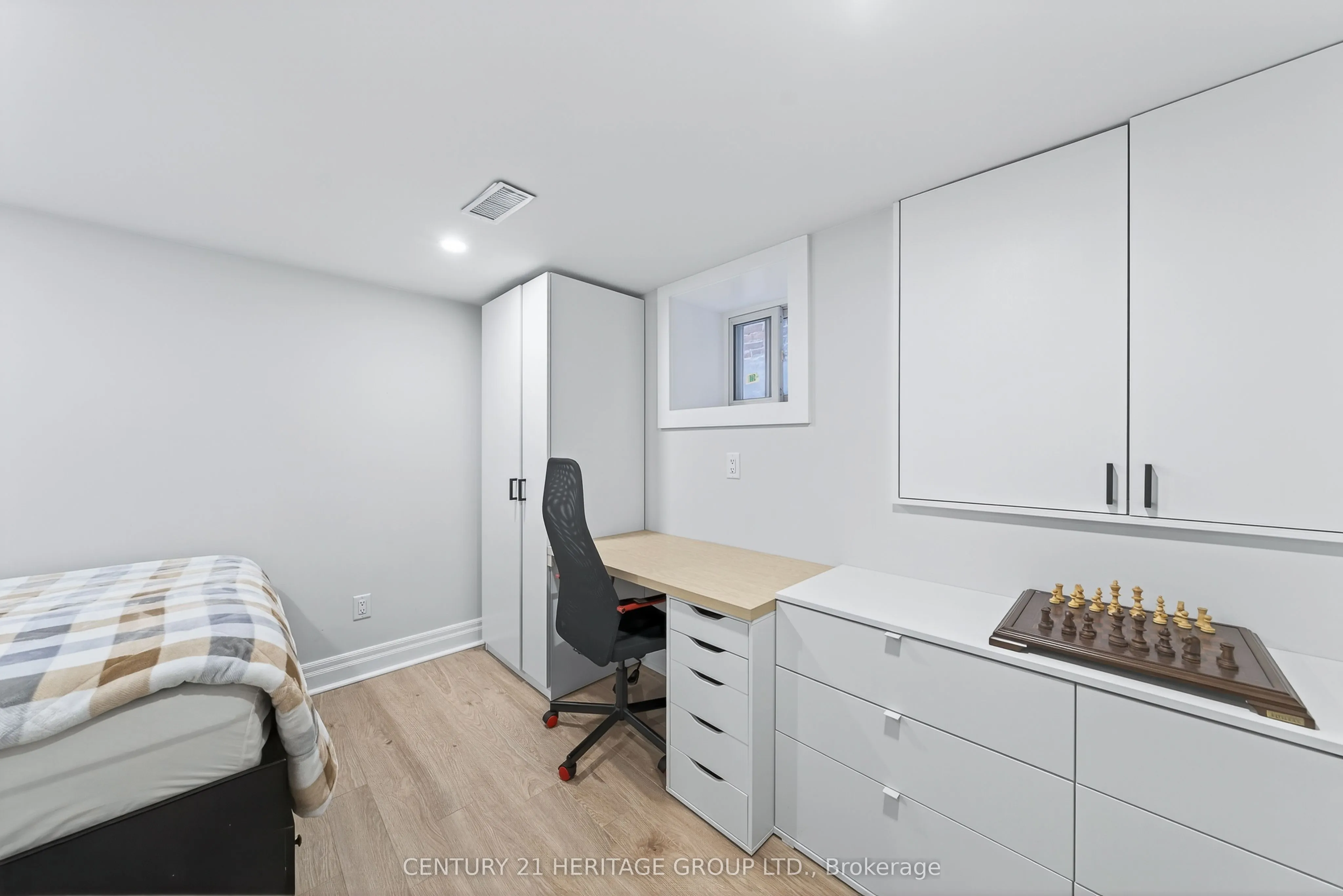 4 Orchard Park Boulevard